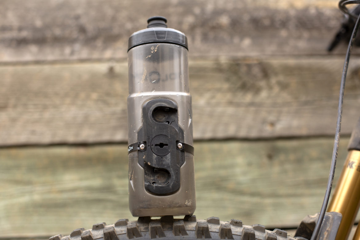 Revisión: Botellas de agua magnética de Fidlock y una correa para montar una botella en cualquier lugar: esta web Web Mountain Bike News
